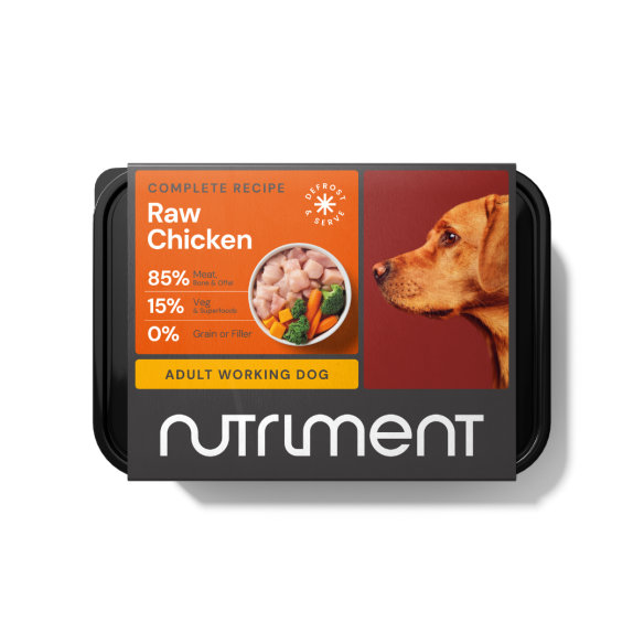 Nutriment" Raw Chicken 500g: Fresh meat and veggies for adult working dogs.