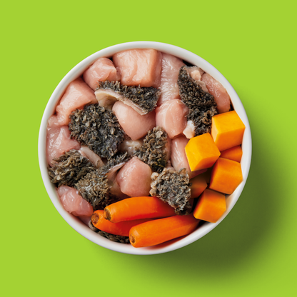 The Low Purine & Phosphorus Support 1.4kg bowl features meat, fish skin, carrots, and squash on a green backdrop.