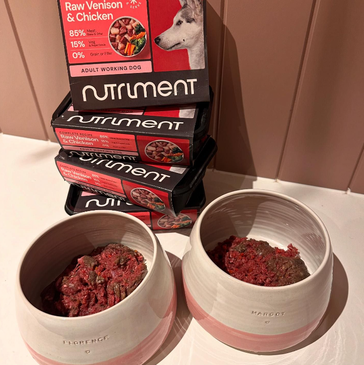 This post shows the ‘Raw Vension & Chicken’ food, which is characterised by its pink packaging. 